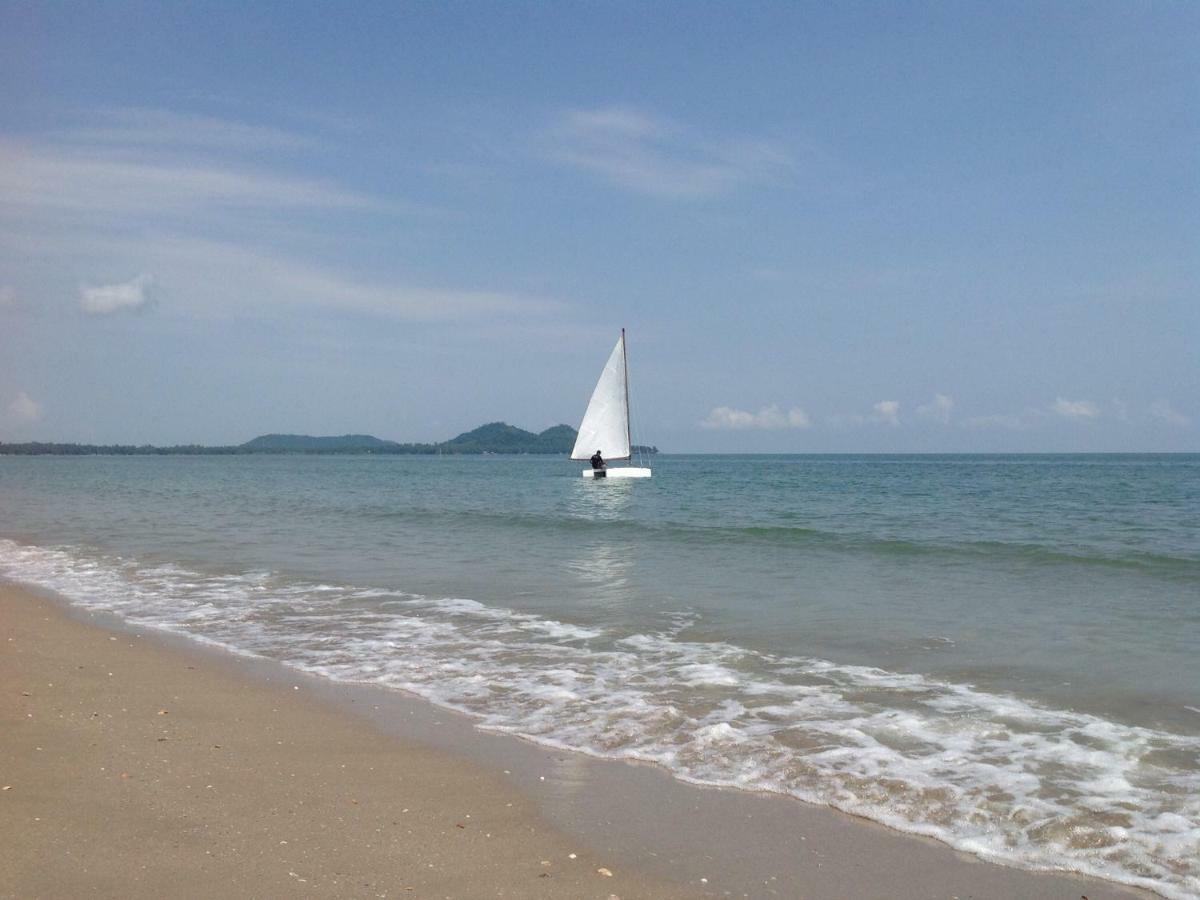 Ban Tawansongfa Hotel Lang Suan Buitenkant foto